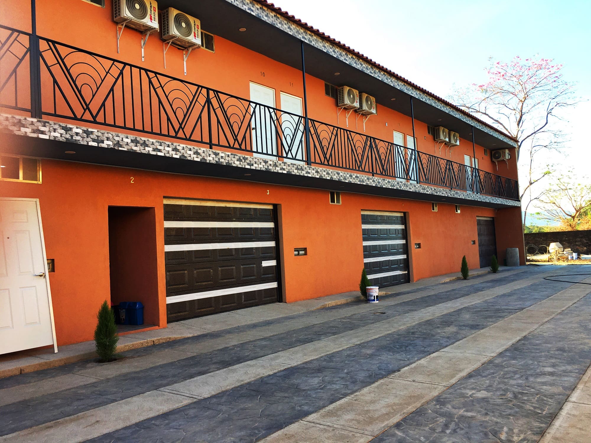 Detalles interiores de una habitacion cómoda y relajante.